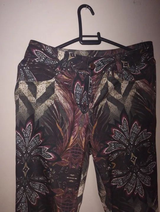 Calça estampada Ana Hickmann. ORIGINAL. COM ELASTANO. TAMANHO P. - Foto 2