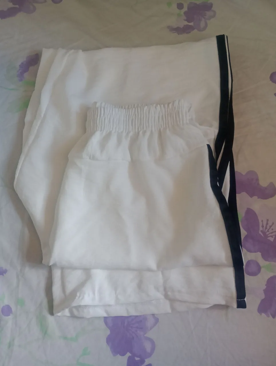 Calça larga tipo cargo com Detalhe Preto