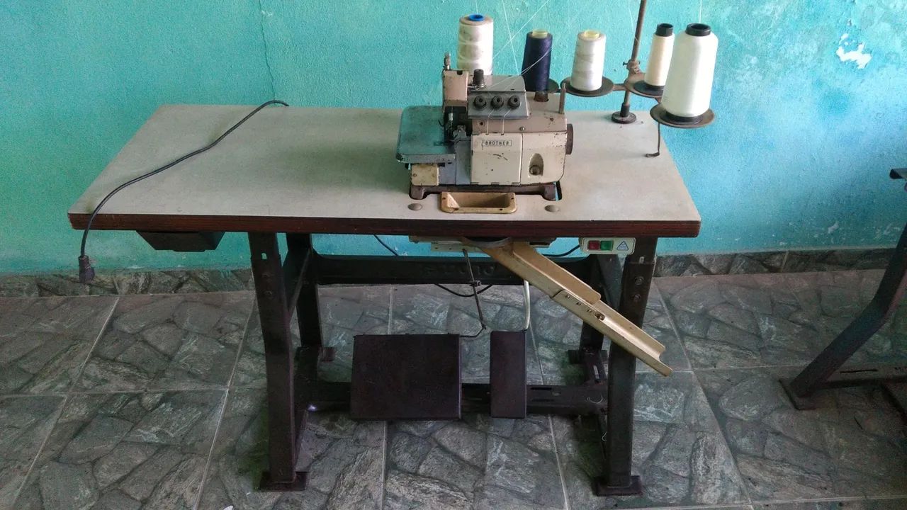 Máquina de Overlock 5 fios Industrial Brother