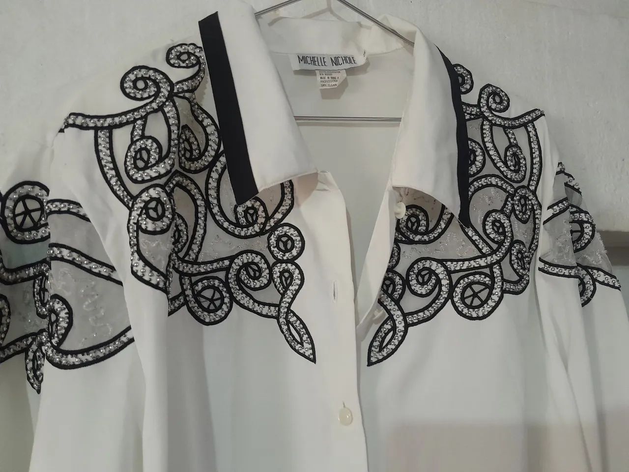 Camisa branca com bordado preto - Foto 2