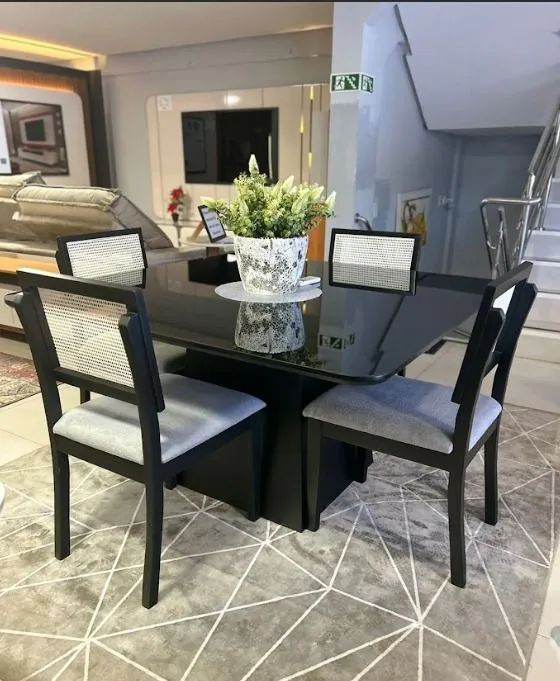 MESA 1.35X1.35 COM 4 CADEIRAS PRETO