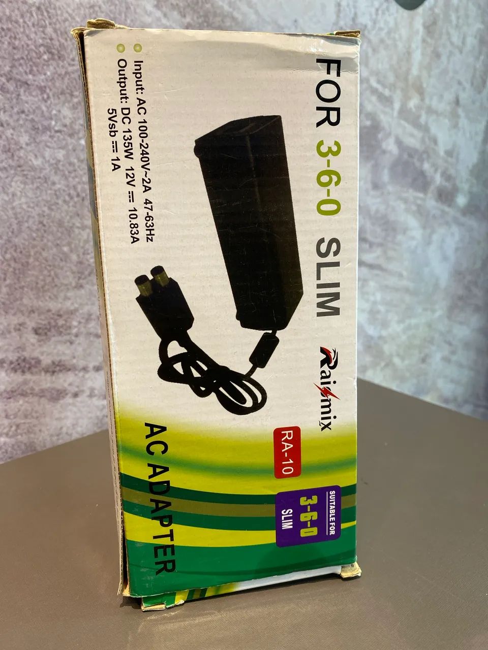 adaptador de energia para o console de videogame Xbox 360 Slim. 