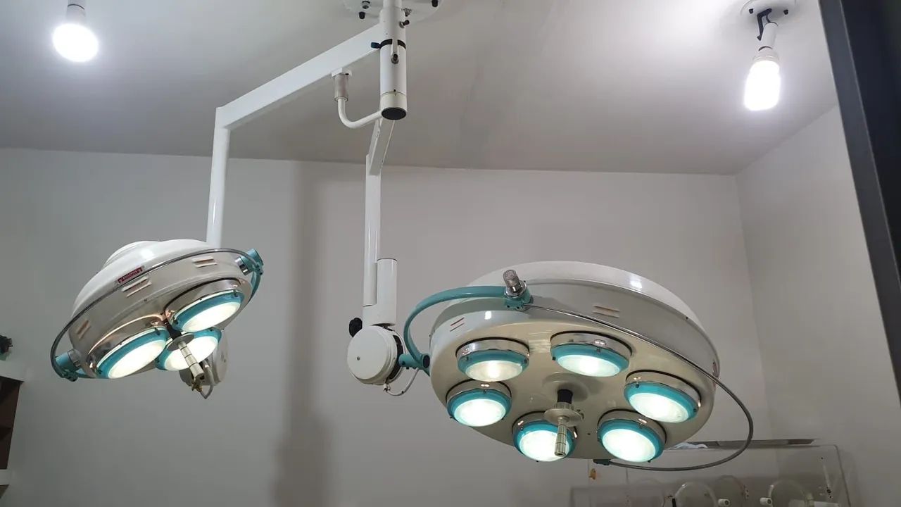 Foco cirúrgico grande biarticulado