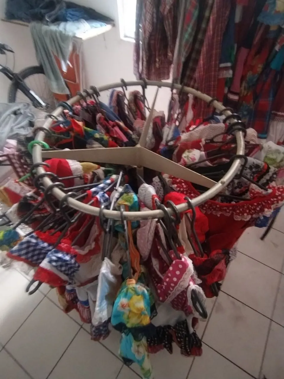 Vendo lote de 50 vestidos e 14 camisas para Festa Junina