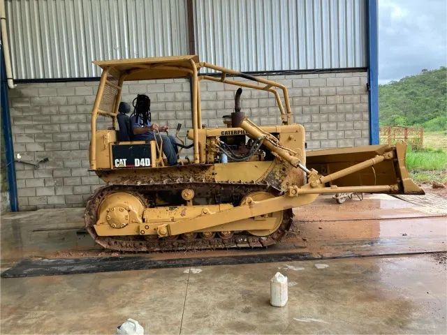 Trator de Esteira Caterpillar D4D.