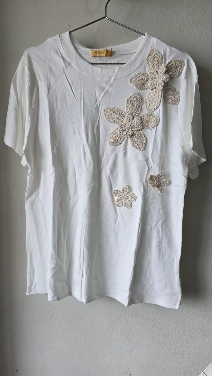 Camiseta branca com flores em crochê