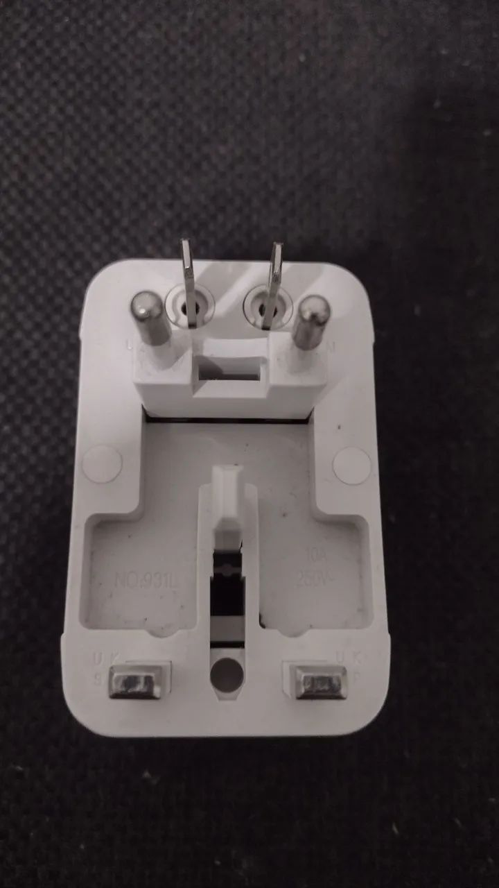 Adaptador Universal de Viagem com Protetor de Surto - Foto 2