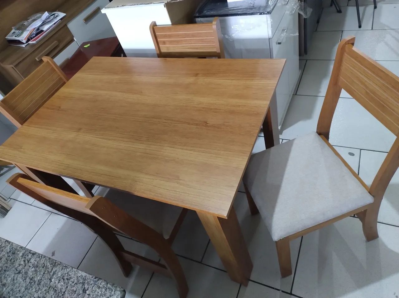 Mesa COM 4 CADEIRAS NOVAS  - Foto 3