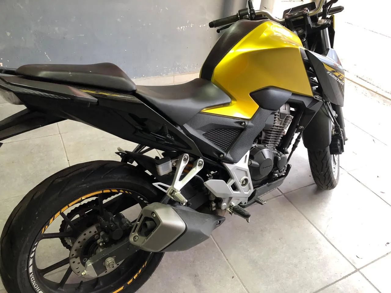 Honda CB Twister 300 dourada  - impecável! - Foto 2