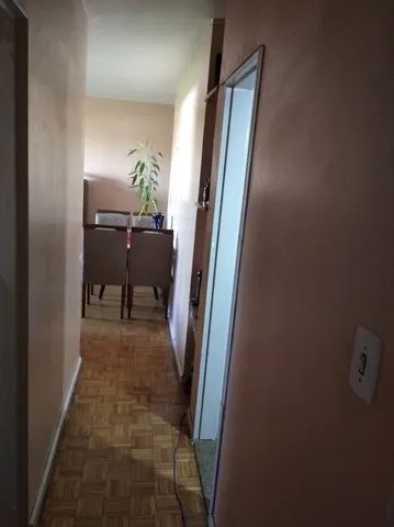 VENDO APARTAMENTO CONSERVADO 3 QUARTOS 2 BANHEIROS COZINHA COM ARMÁRIOS - Foto 2