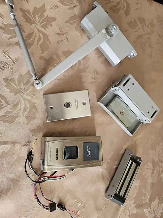 Controle de Acesso Biométrico Intelbras Bio Inox Plus SS 311E + kit de fechadura + mola - Foto 2