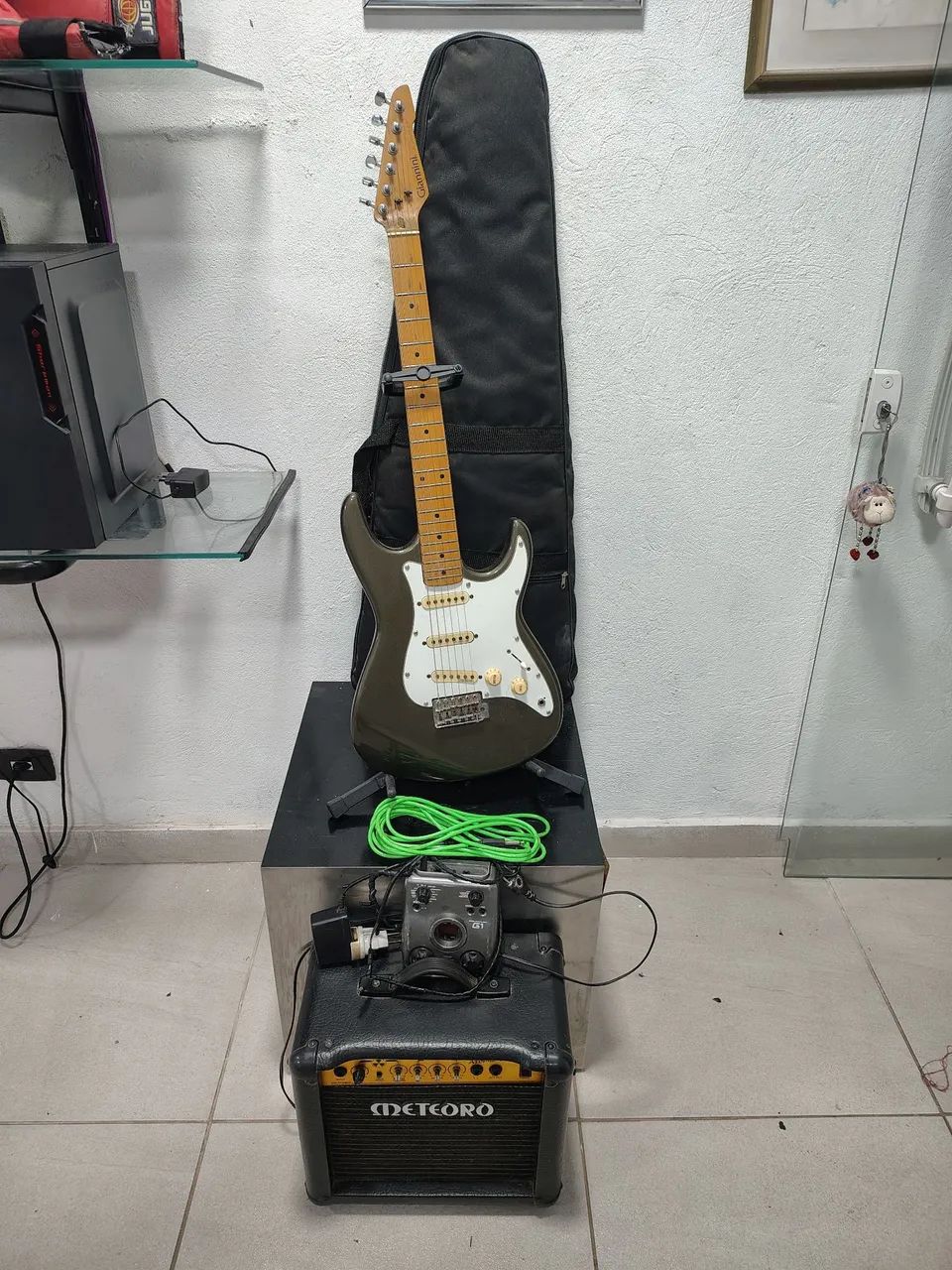 Guitarra guianini+caixa+pedaleira+cavalete+cabo+ capa - Foto 4