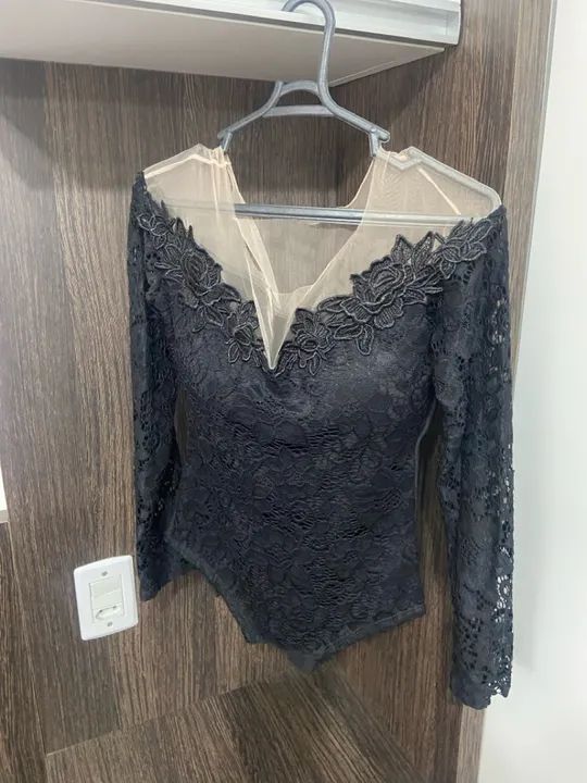 Body de renda preto com decote V