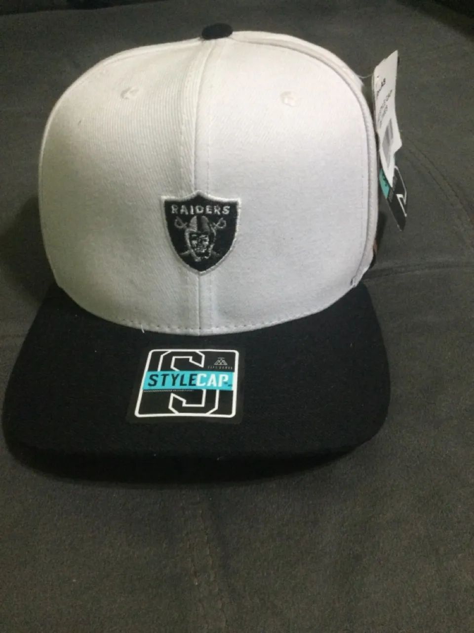 Boné Raiders Branco e Preto, modelo SnapBack 