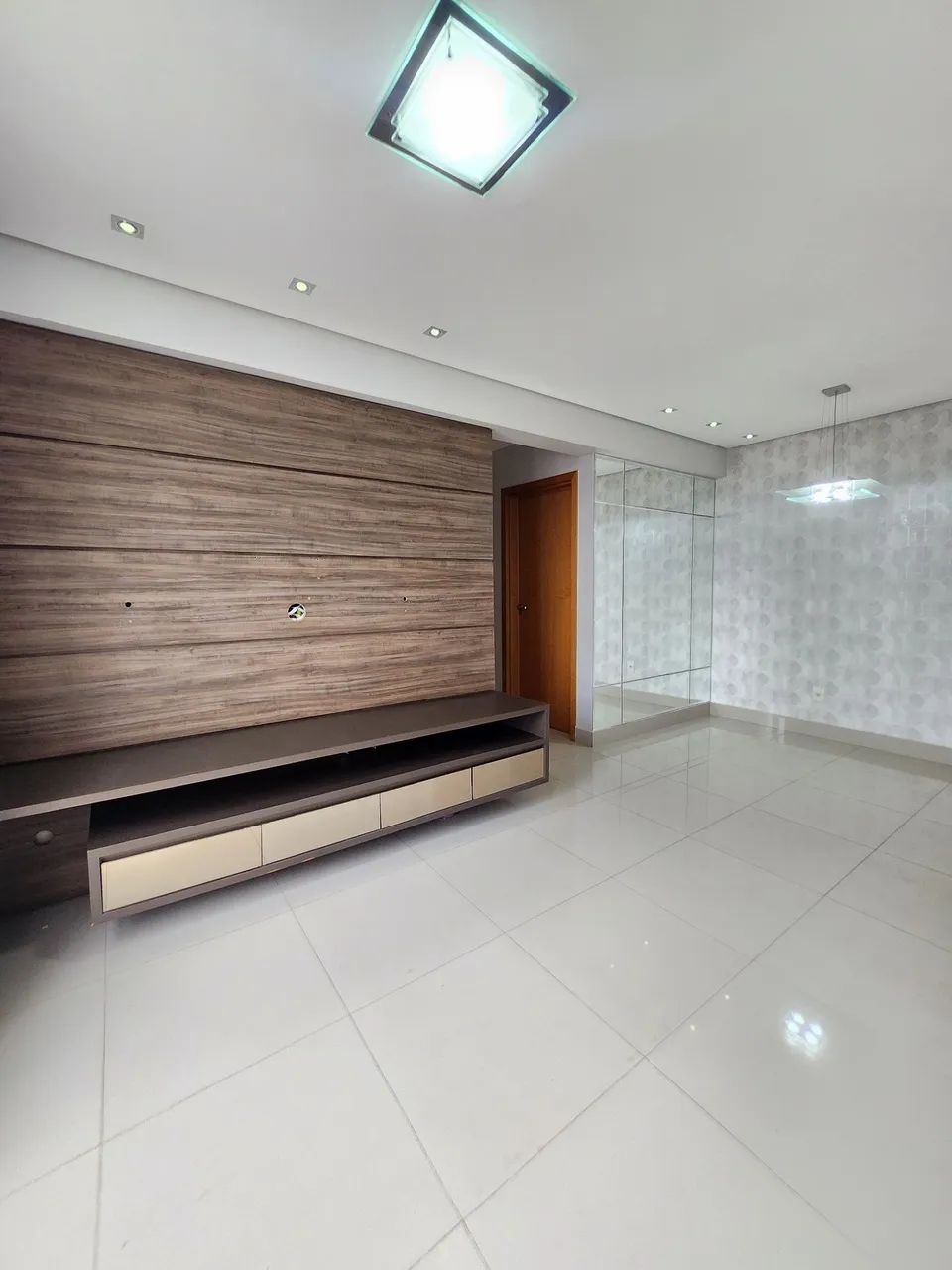 02 QUARTOS COM SUÍTE, PORCELANATO, ARMÁRIOS PLANEJADOS, ANDAR ALTO E NASCENTE. - Foto 4