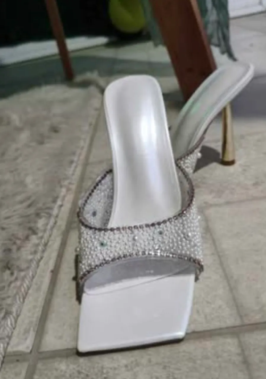 Sandália Feminina Branca com Detalhes em Strass