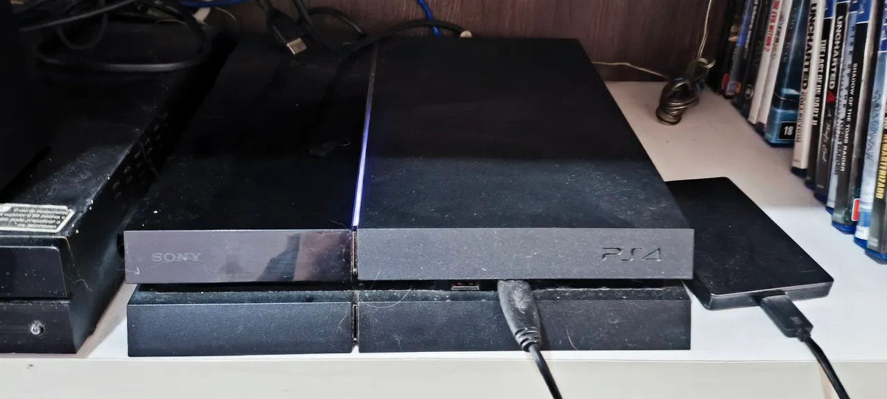 PS4 com HD externo 2 TB mais jogos e controle