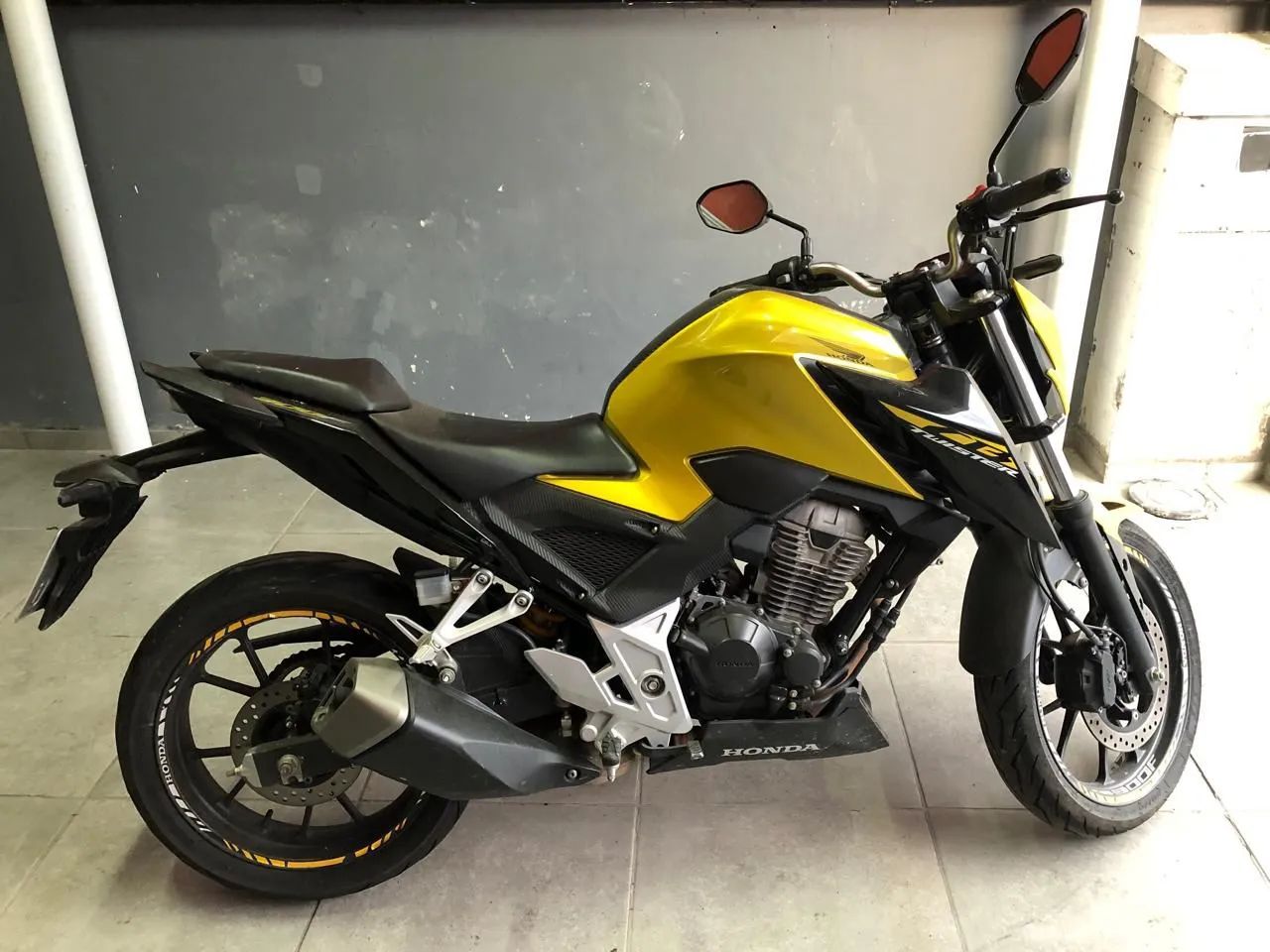 Honda CB Twister 300 dourada  - impecável! - Foto 3