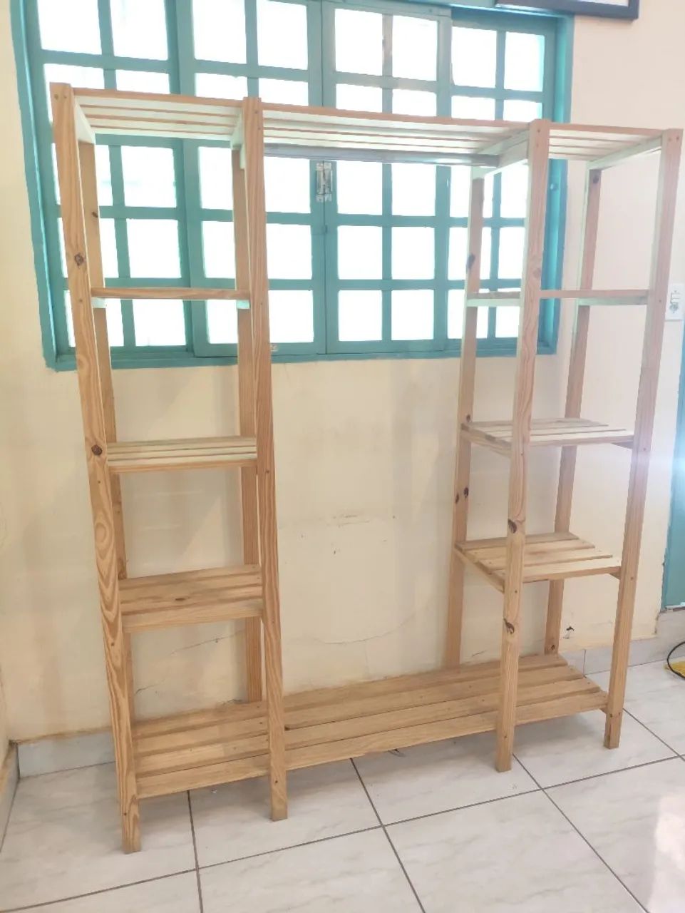 Arara Closet de Madeira com Prateleiras e Sapateira, Pouco Uso