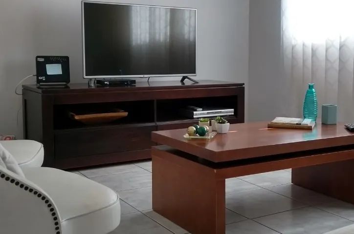 Rack de Madeira Maciça - Espaçoso, Resistente e Elegante