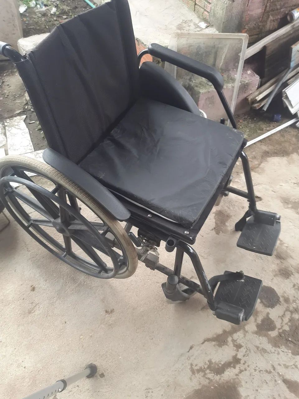 Vende-se cadeira de roda e banho 