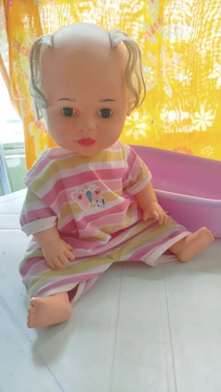 Boneca semi nova ela não e pequena 