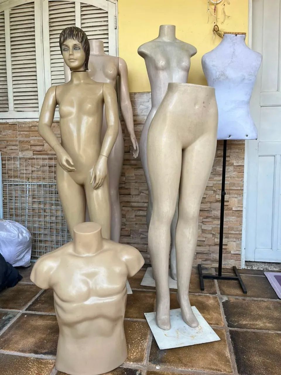 Manequins usados expositor de roupas, baldes e bolas - Foto 2