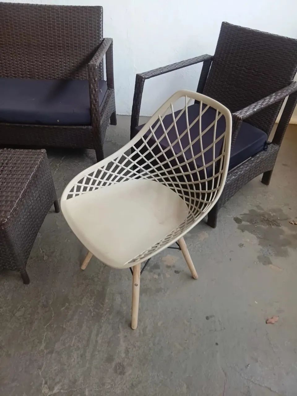 Conjunto de mesa com 2 cadeira e 1 namoradeira e 1 cadeira avulsa  - Foto 3