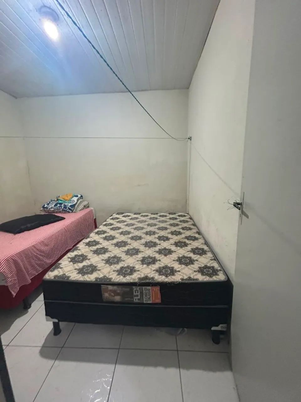 Cama de casal conservada