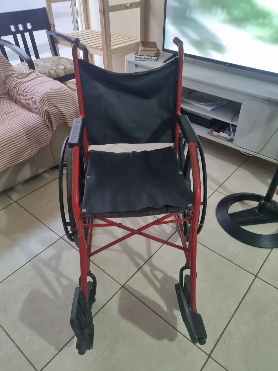 Cadeira de roda usada sim,  mas usável! - Foto 3
