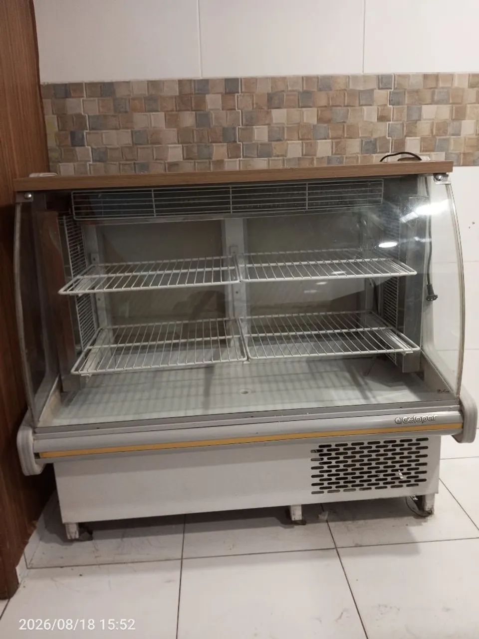 Vitrine refrigerada bem conservada/ funcionando perfeitamente 