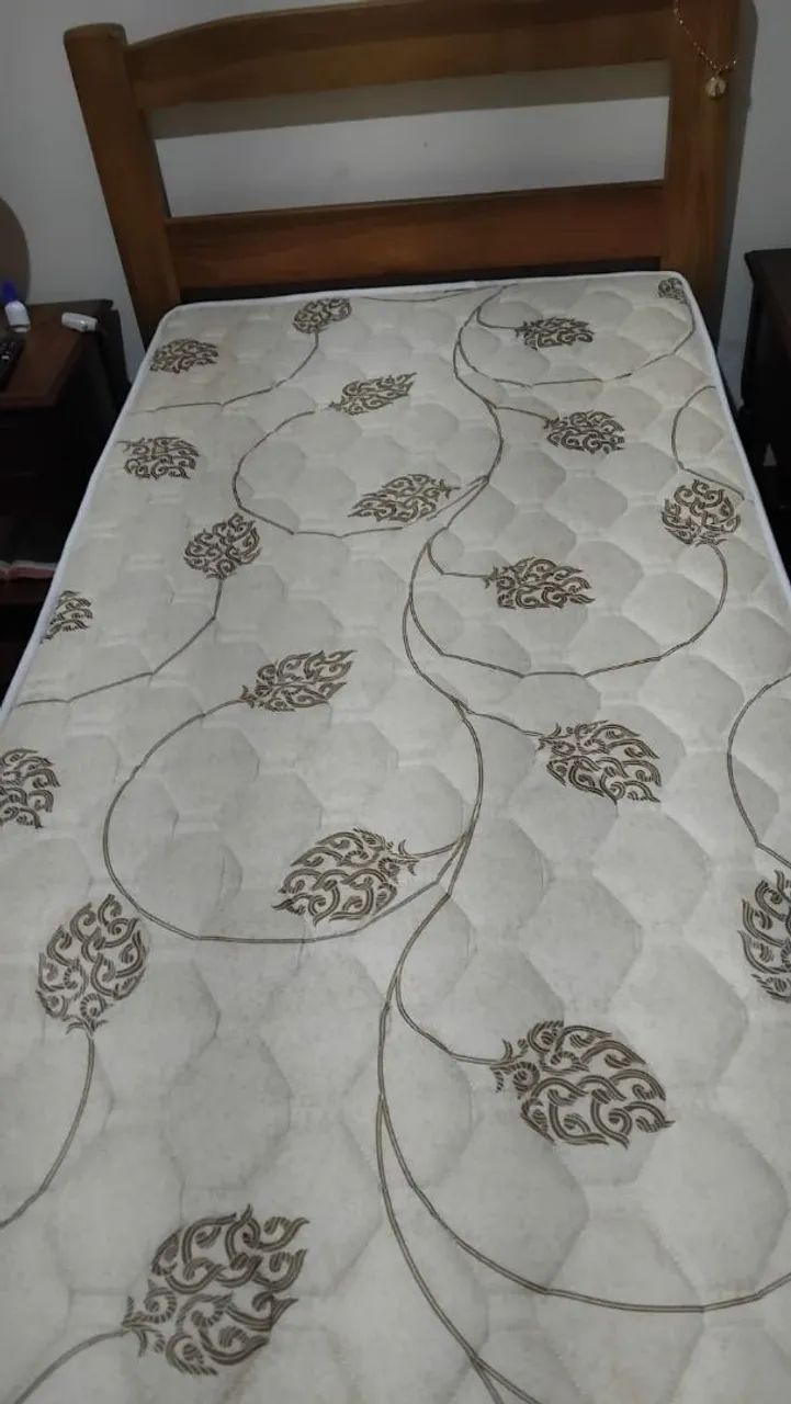 Cama de madeira com colchão (2 meses de uso) - Foto 2