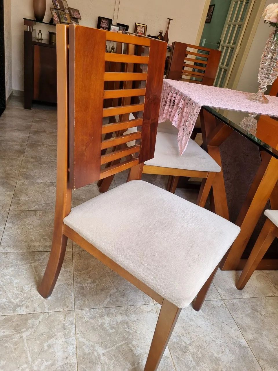 Mesa de vidro com pés de madeira - 8 lugares - Foto 3
