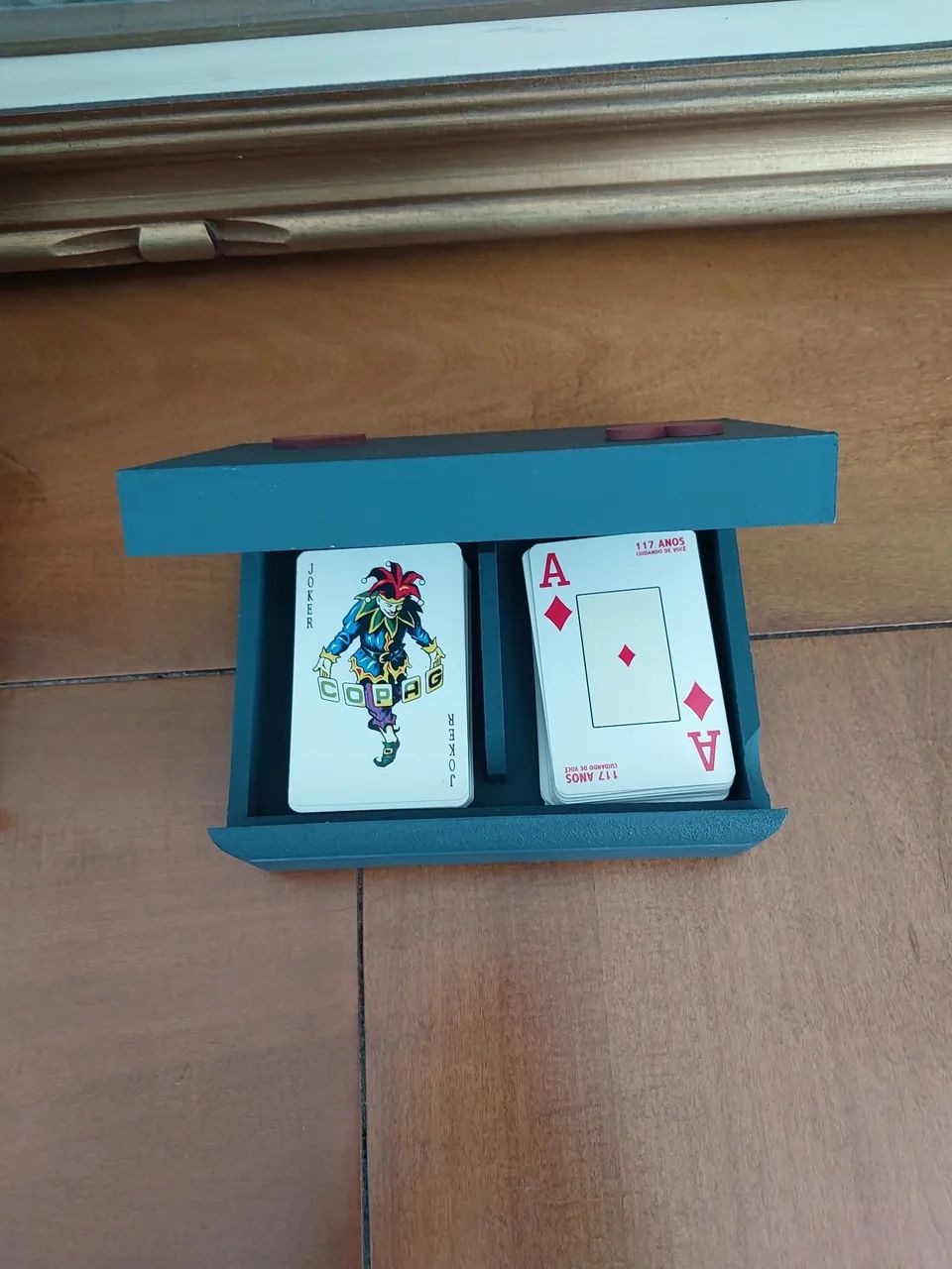 CAIXA PORTA BARALHOS COM DOIS JOGOS DE CARTAS - Foto 3