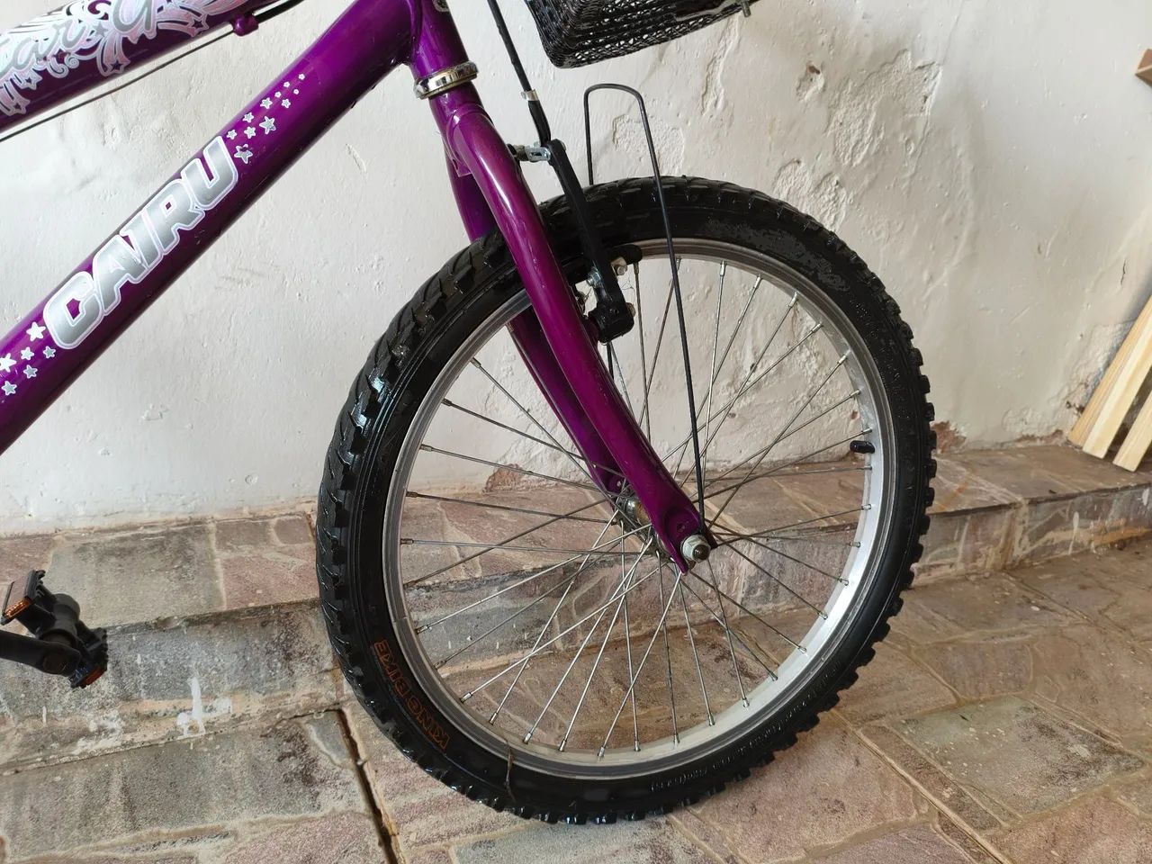 Bicicleta infantil roxa usada - Foto 3