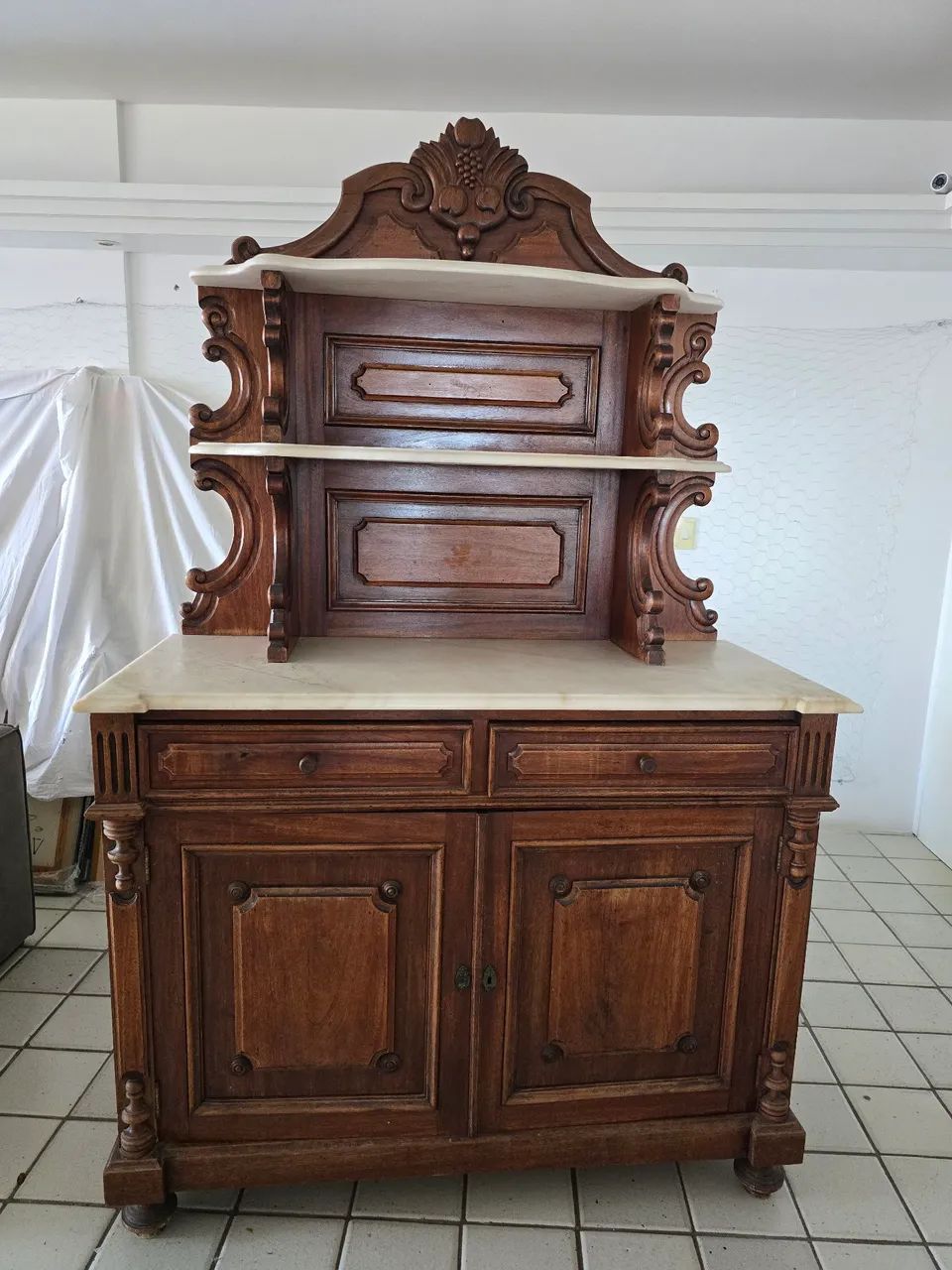 APARADOR ANTIGO PRATELEIRA MÁRMORE