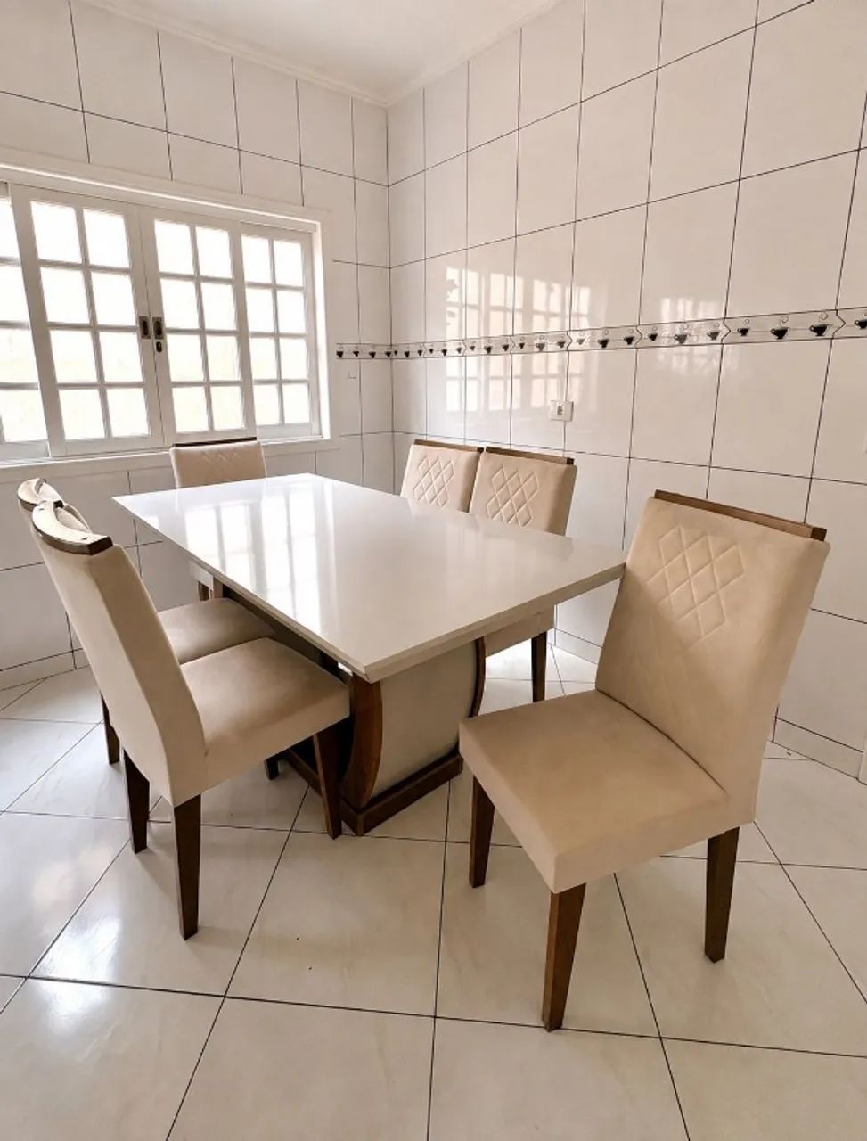Mesa de jantar com 6 cadeiras