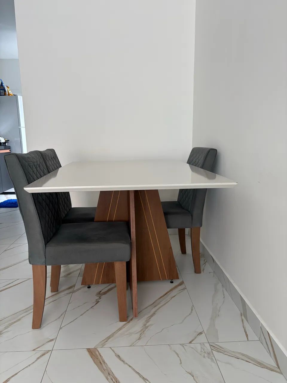 Mesa de jantar + 3 cadeiras de brinde - Foto 2