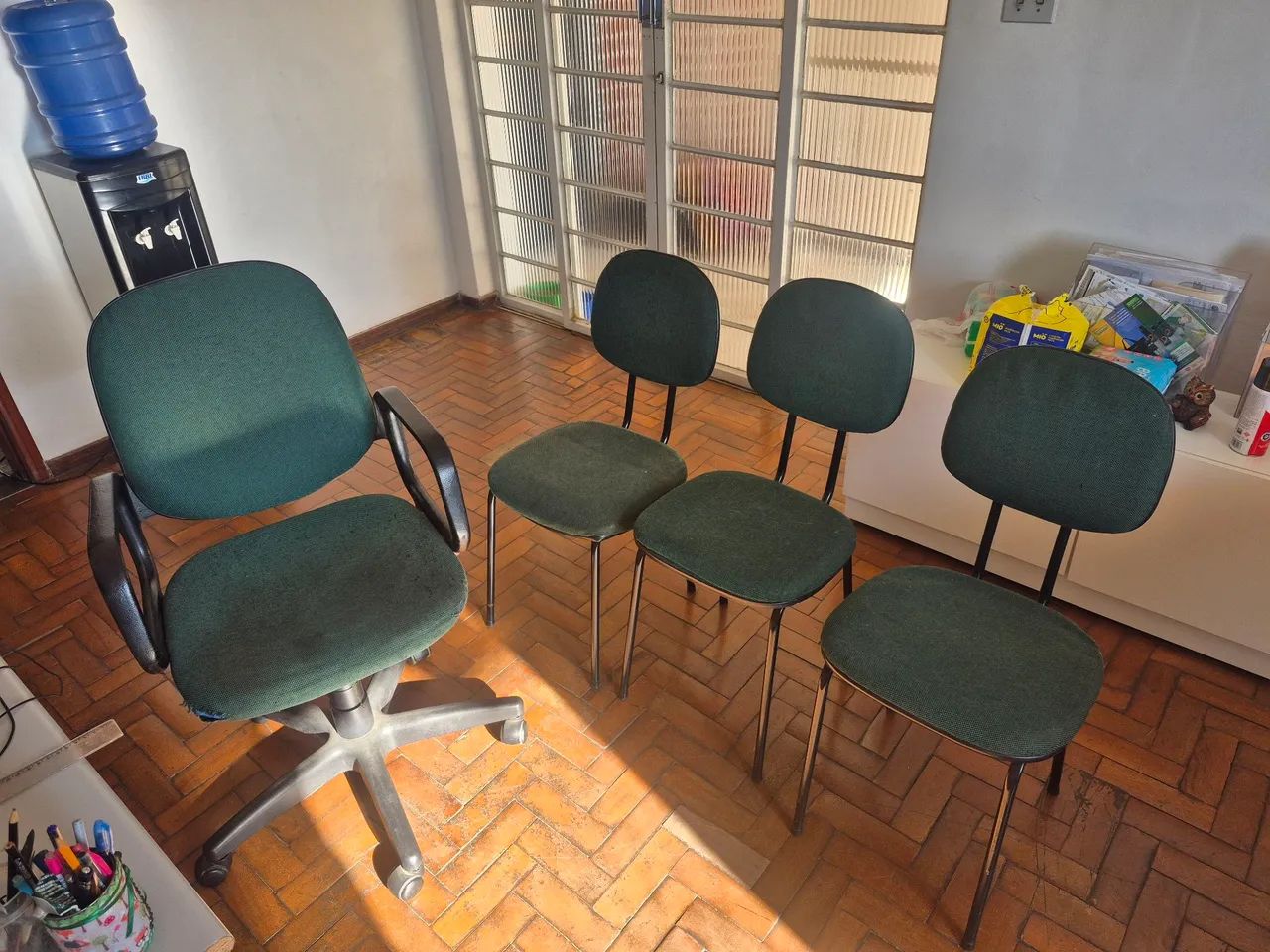 Mesa de escritório e cadeiras - Foto 5