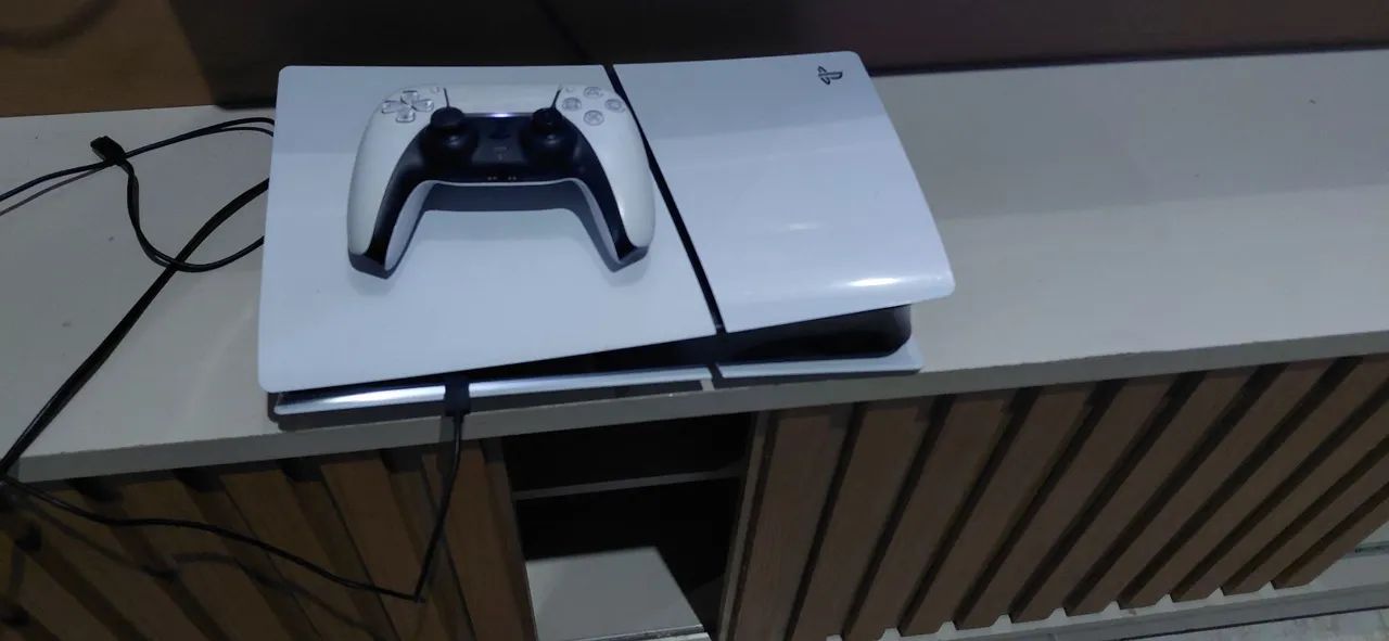 Ps5 slim com um controle