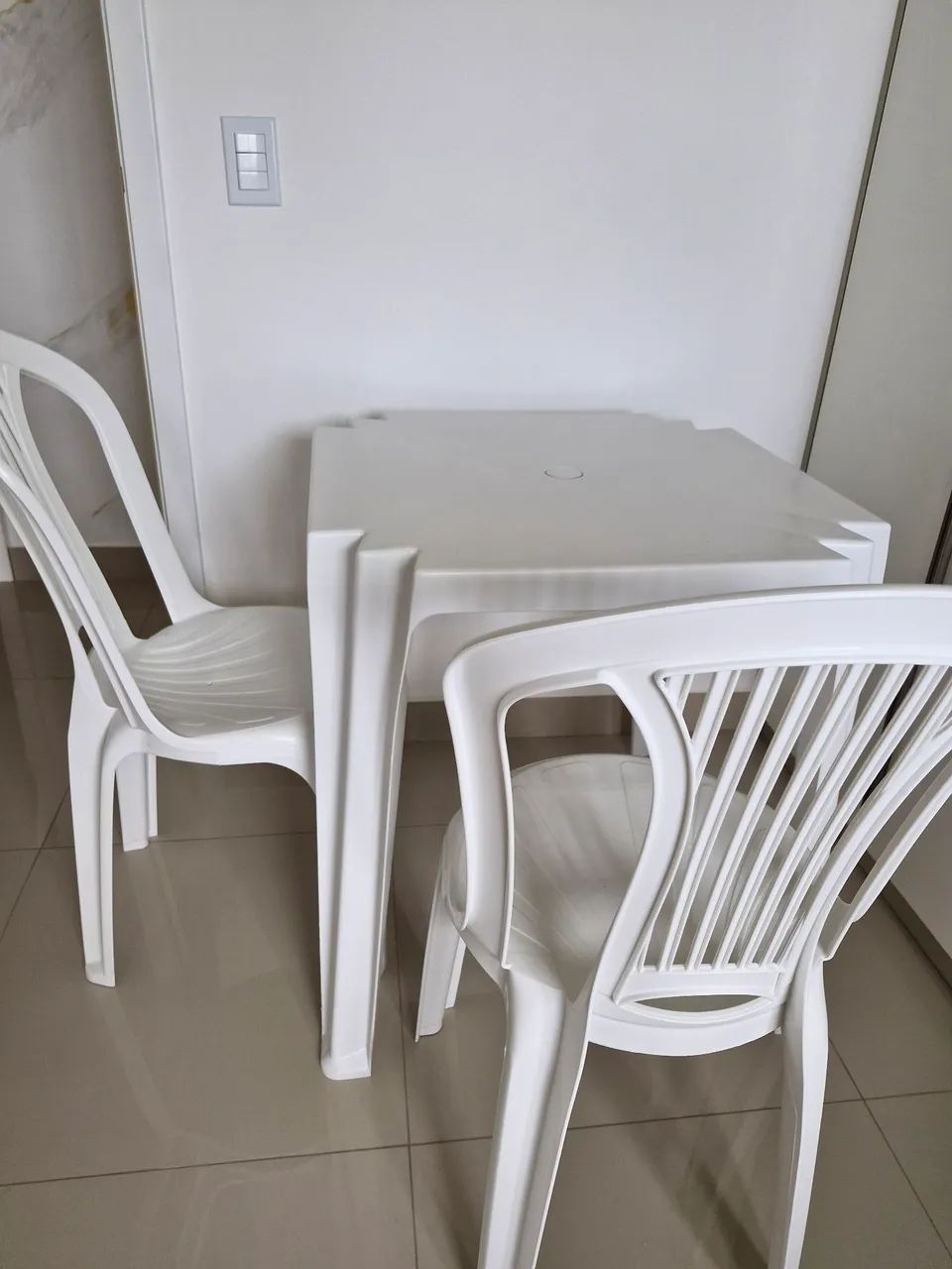 Mesa quadrada com 2 cadeiras