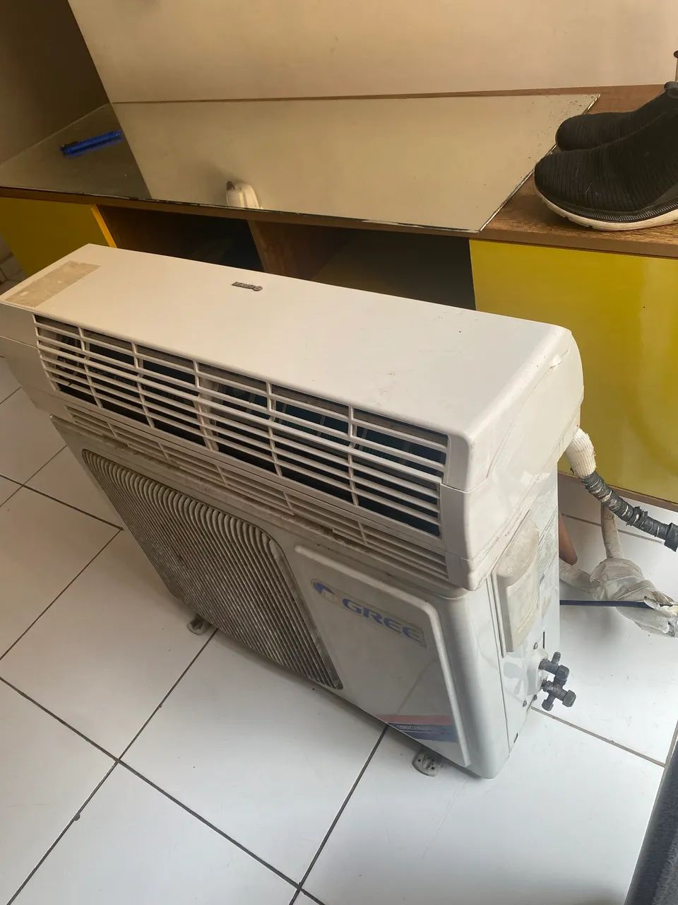 Ar-condicionado Split Gree 12.000 BTUs, 220V, completo.