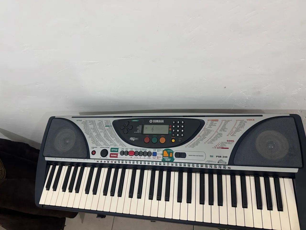 Teclado Yamaha PSR240 com pedestal e capa  - Foto 3