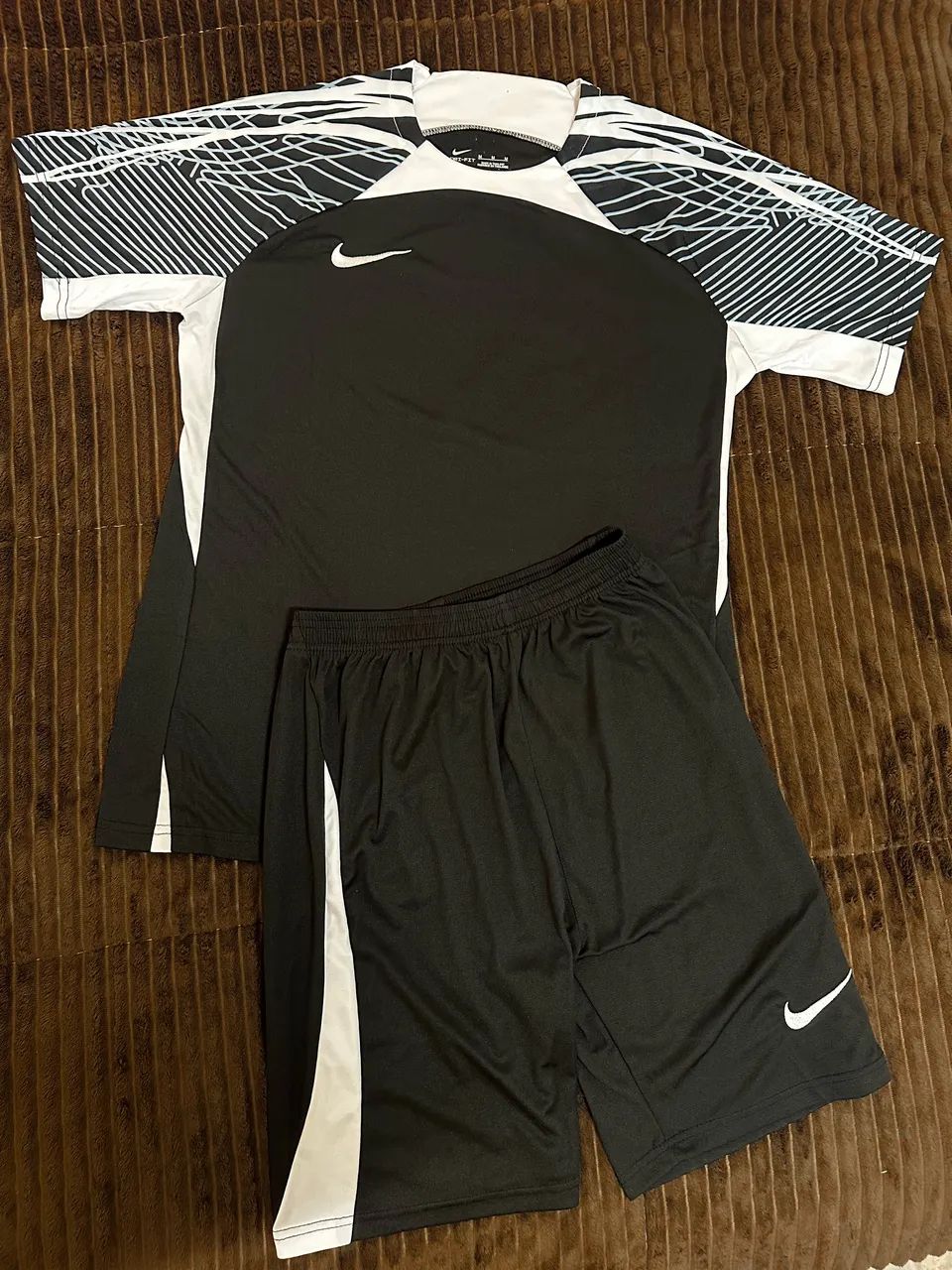 Conjunto Nike Dri-FIT - Camiseta e short (Tamanho M)