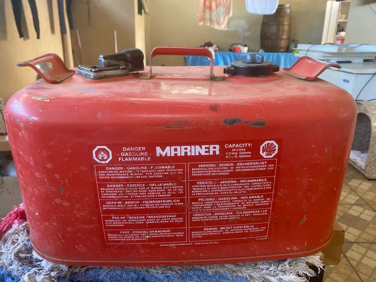 Vendo caixa de madeira para motor com tanque antigo de lata funcionando perfeitamente 