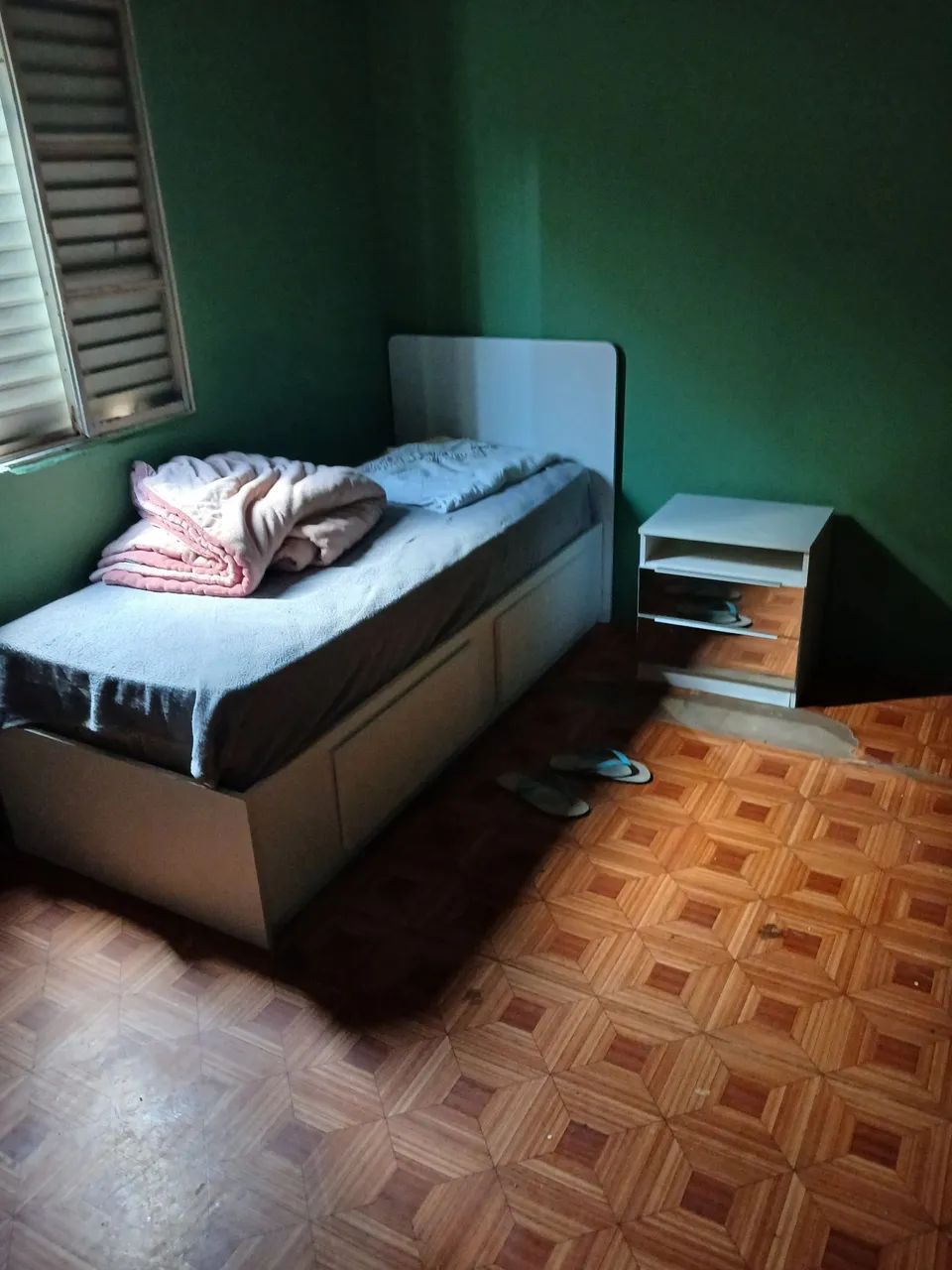 Conjuto quarto solteiro Cama com duas gavetas e criado mudo e armário.  - Foto 3