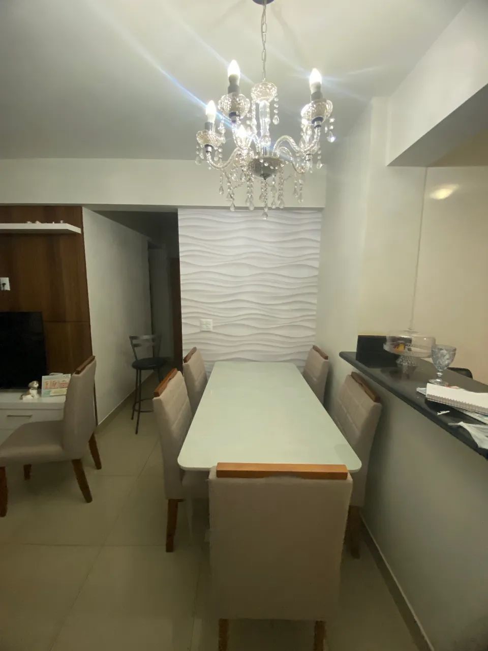 Mesa de madeira com tampo de vidro com 6 cadeiras  - Foto 2