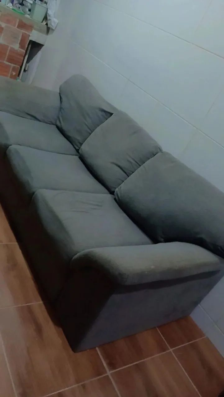 Sofá cinza aveludado 3 lugares - Foto 4