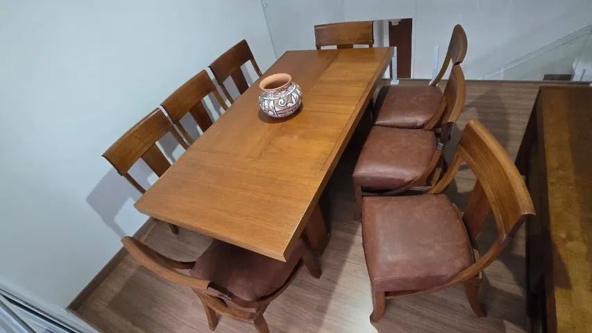 Mesa de Jantar em Madeira Maciça com 8 Cadeiras