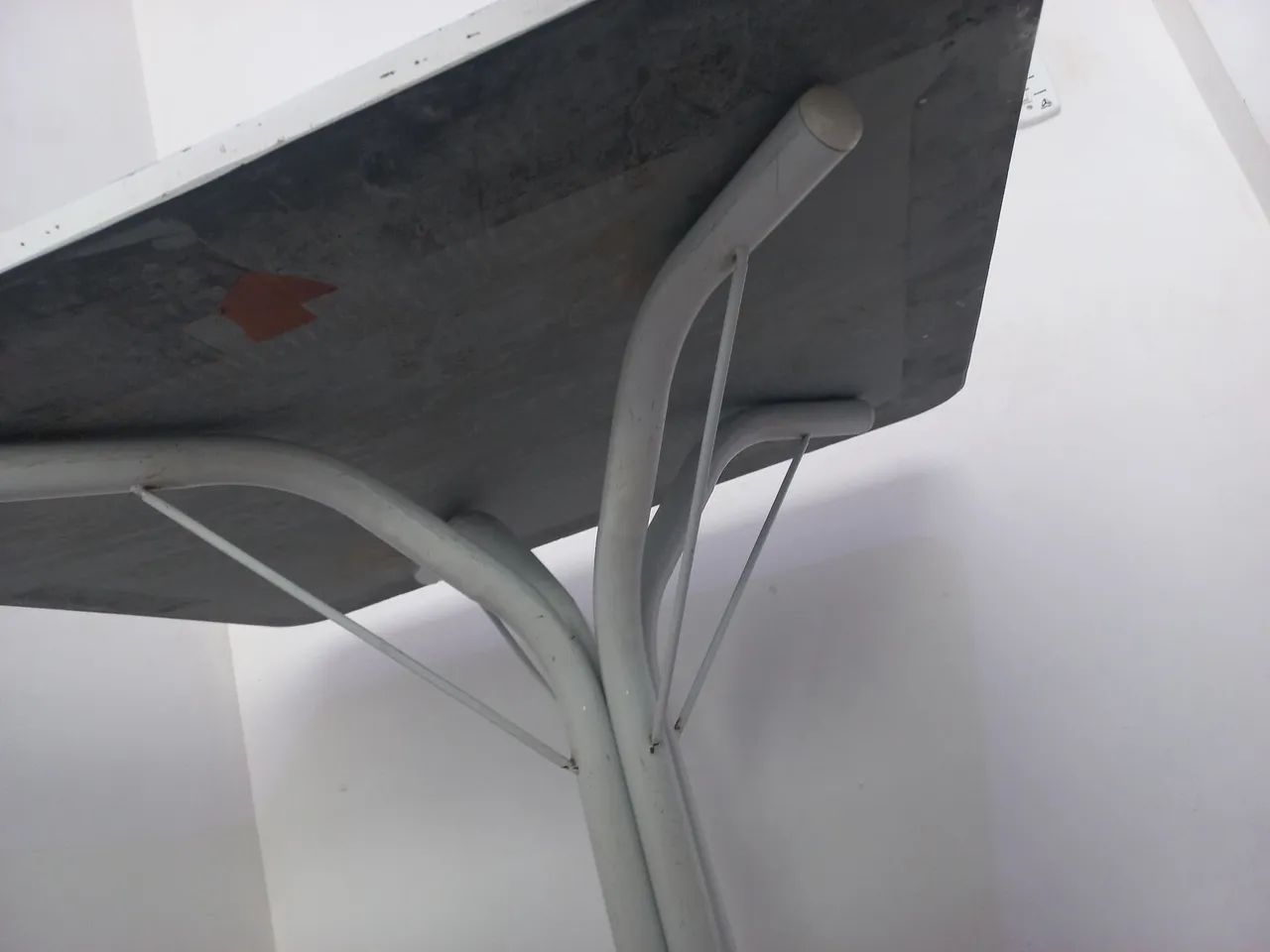 MESA COM TAMPO DE MÁRMORE E PÉS DE FERRO  - Foto 2
